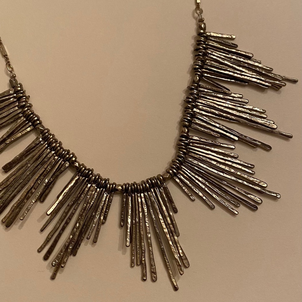Starburst effect silvery necklace